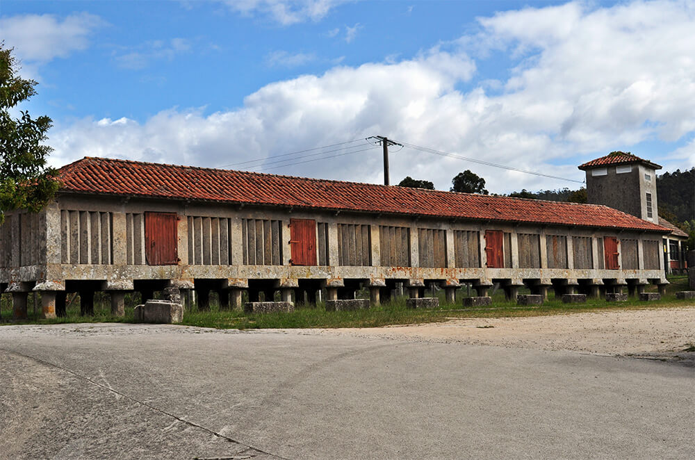 qué ver en Poio hórreo del monasterio de San Xoán, el más grande de Galicia